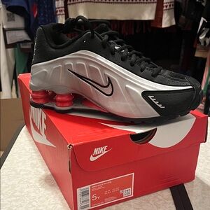 Nike SHOX R4 Metallic Silver Size 5Y